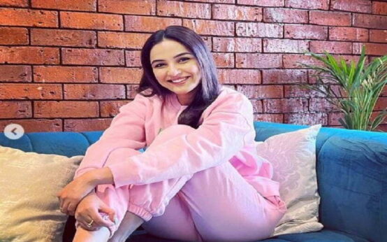 Jasmin Bhasin Biography: Age, Height, Boyfriend, Family 19 Jasmin Bhasin